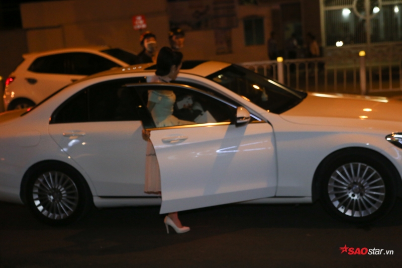 Nhã Phương xuất hiện rạng rỡ, đi xe Trường Giang tặng đến sự kiện